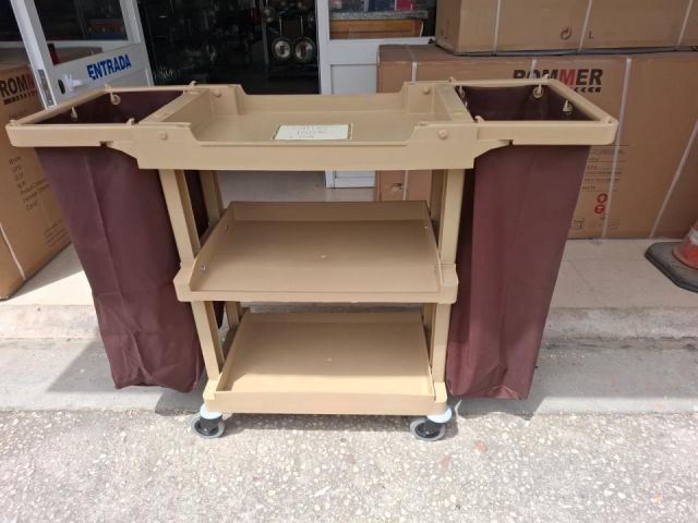 Carro Hotelero Básico de la Línea Azur, un equipo profesional diseñado con una estructura plástica de alta resistencia, capacidad para dos bolsas de basura de 82 litros y unas dimensiones de 1000 x 1330 x 470 mm.